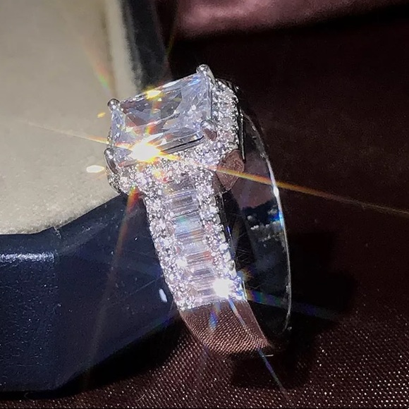 NEW 18k White Gold Radiant & Baguette Wedding Ring - Picture 4 of 6